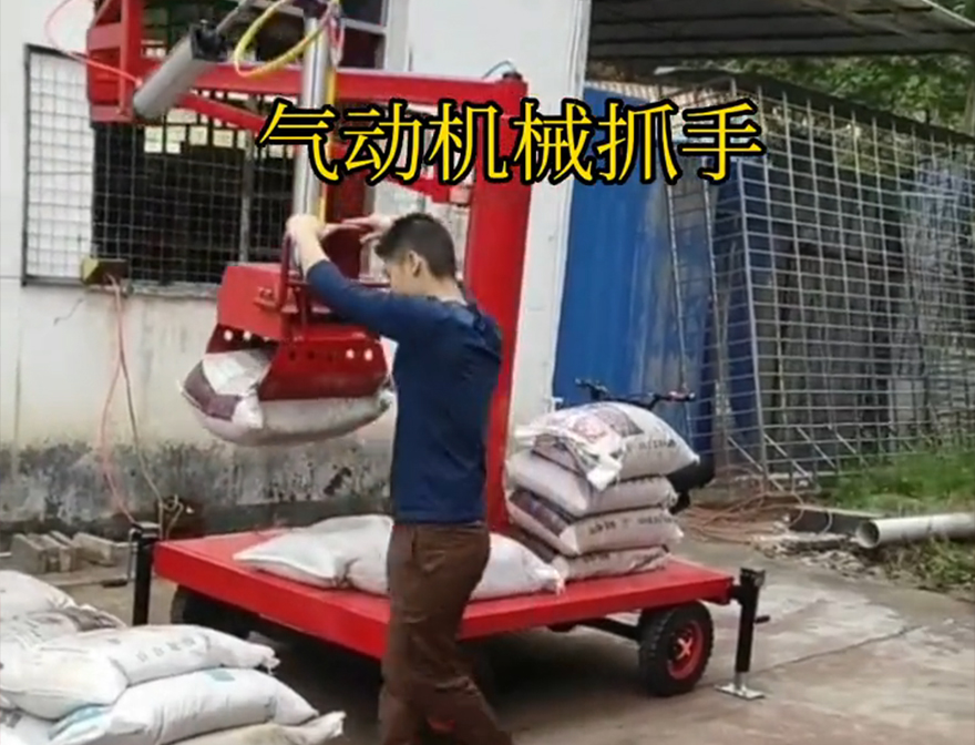 泰来县机械抓手青储搬运机机械抓手好不好用机械抓手装卸水泥神器实用吗助力机械臂